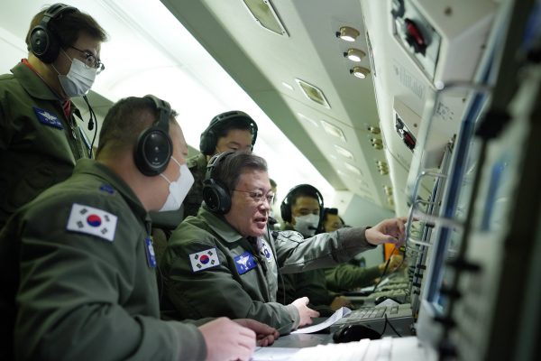 South Korean President Moon Jae-in (first from right) inspects the country's combat readiness aboard the E-737 Peace Eye early warning aircraft, during a patrol mission, Seoul, South Korea, January 1, 2021 (Photo: Reuters).