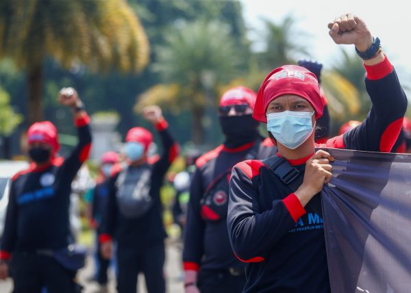 Members of Indonesian labor organizations protest against the country's controversial job creation bill that aims to boost investment in Jakarta, Indonesia, 12 April 2021 (Photo: Reuters/Ajeng Dinar Ulfiana).