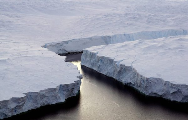 An enormous iceberg (R) breaks off the Knox Coast in the Australian Antarctic Territory, 11 January 2008. Australia's CSIRO's atmospheric research unit has found the world is warming faster than predicted by the United Nations' top climate change body, with harmful emissions exceeding worst-case estimates (Photo: Reuters/Torsten Blackwood/Pool).