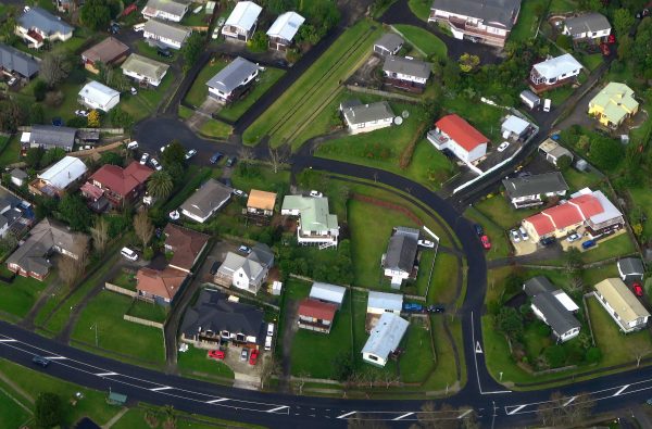 Residential houses can be seen along a road in a suburb of Auckland in New Zealand, 24 June 2017 (Photo: Reuters/David Gray).