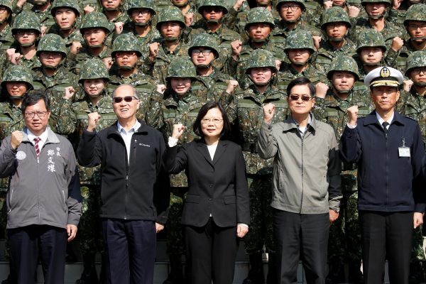 Taiwan's President Tsai Ing-wen and Defence Minister Yen Teh-fa pose for photo with 6th Army Command, Taoyuan, Taiwan 25 January 2019 (Photo: REUTERS/Tyrone Siu)