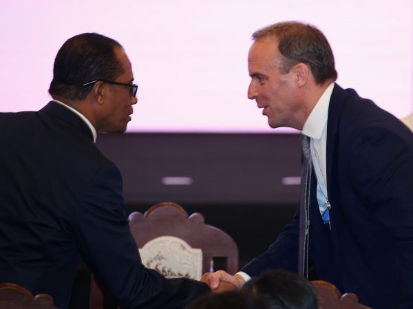 Britain's Foreign Minister Dominic Raab (R) shakes hands during the opening ceremony of the ASEAN Foreign Ministers' Meeting in Bangkok, Thailand 31 July 2019. (Photo: REUTERS/Athit Perawongmetha)