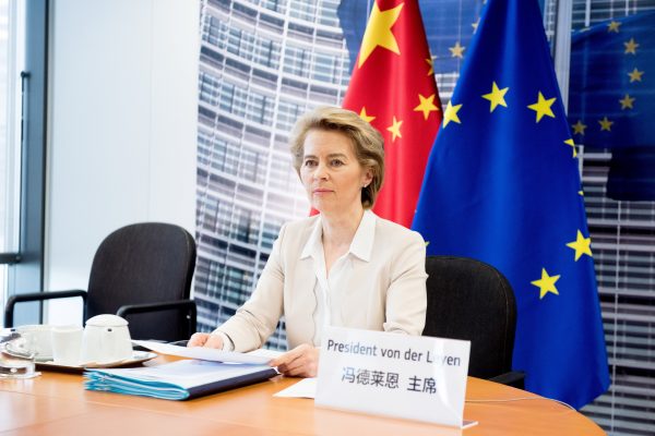 The President of the European Commission, Ursula von der Leyen, attends the 22nd meeting by videoconference of leaders of China and the European Union (EU) in Brussels, Belgium, on June 22, 2020. China and the Union European (EU) reaffirmed this Monday (22) their commitment to conclude a comprehensive bilateral investment agreement in 2020 (22 June 2020, European Union/Handout / Latin America News Agency via Reuters Connect)