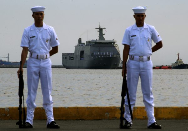 Philippine Navy personnel stand at attention, Manila, Philippines, 16 May 2016 (Photo: Reuters/ Romeo Ranoco)