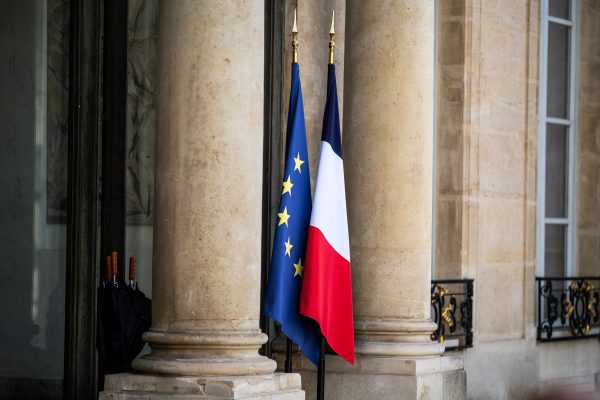 Arrival of heads of state and government and leaders of international organizations attending the Summit on Financing African Economies. A French flag and a European flag at the entrance of the Elysee Palace, Paris, France, 17 May 2021 (Photo: Reuters/Xose Bouzas/Hans Lucas).