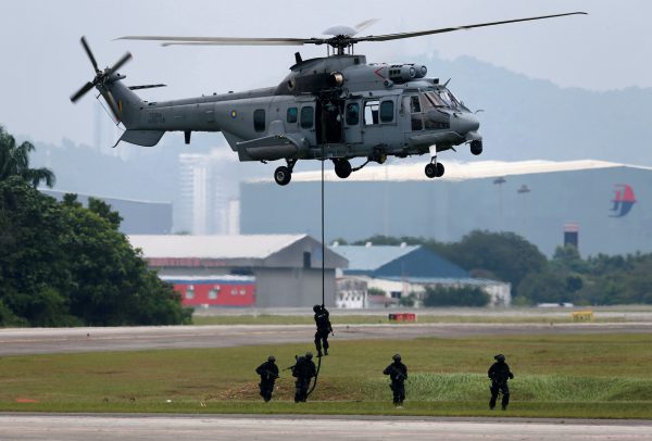 Special forces of the Royal Malaysian Air Force perform a drill during the launch of the Trilateral Air Patrol at the Royal Malaysian Air Force base in Subang outside Kuala Lumpur, Malaysia 12 October 2017 (Photos: Reuters/Lai Seng Sin).