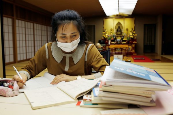 A Vietnamese migrant worker who lost her job amid the COVID-19 outbreak, studies Japanese language at a Buddhist temple which has turned into a shelter for young Vietnamese migrant workers in Tokyo, Japan, 2 July 2020 (Photo: Reuters/Kim Kyung-Hoon).