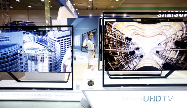 A model stands between Samsung Electronics' Ultra HD LCD televisions during World IT show 2013 at the Coex convention centre in Seoul, South Korea, 22 May 2013 (Photo: Reuters/Kim Hong-Ji).