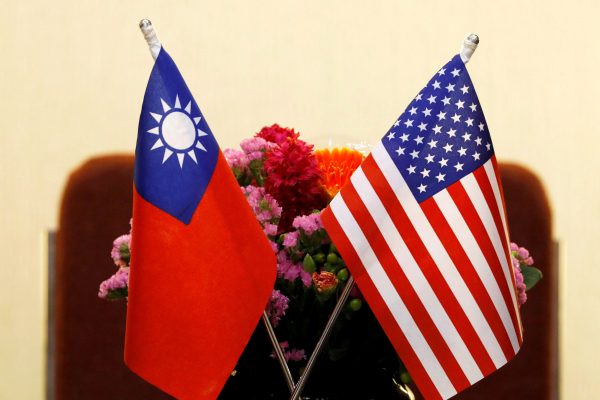 Flags of Taiwan and the United States are placed for a meeting in Taipei, Taiwan, 27 March 2018 (Photo: Reuters/Tyrone Siu).