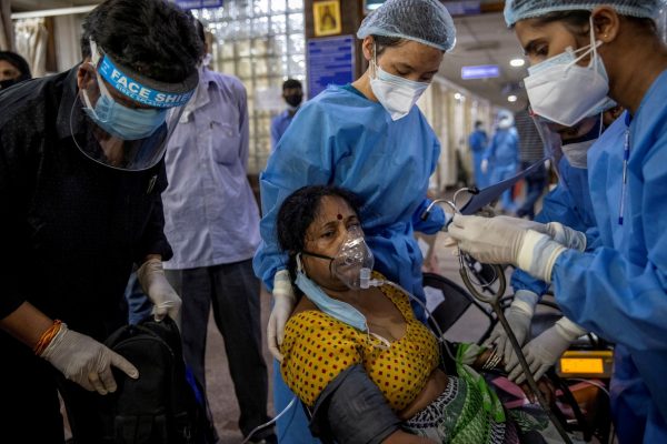 A patient suffering from COVID-19 receives treatment inside the emergency ward at Holy Family hospital in New Delhi, India, 29 April 2021 (Photo: Reuters/Danish Siddiqui).