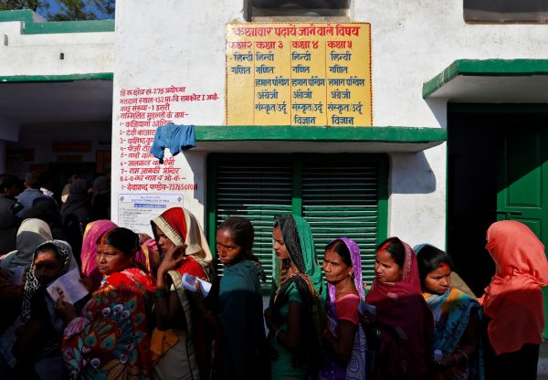 Women queue up to vote in the town of Ayodhya, in the state of Uttar Pradesh, India, 27 February 2017 (Photo: REUTERS/Cathal McNaughton)