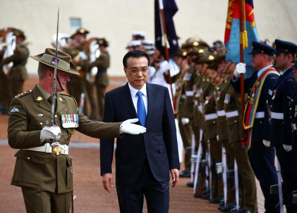 Chinese Premier Li Keqiang inspects an honour guard during an official welcoming ceremony at Parliament House in Canberra, Australia, 23 March 2017 (Photo: Reuters/David Gray).
