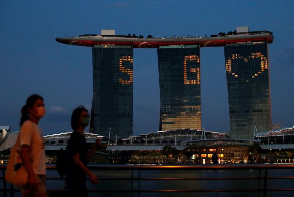 The Marina Bay Sands integrated resort lights up in tribute to the healthcare workers and people staying home to curb the spread of COVID-19 in Singapore, 10 April, 2020 (Photo: Reuters/Edgar Su).