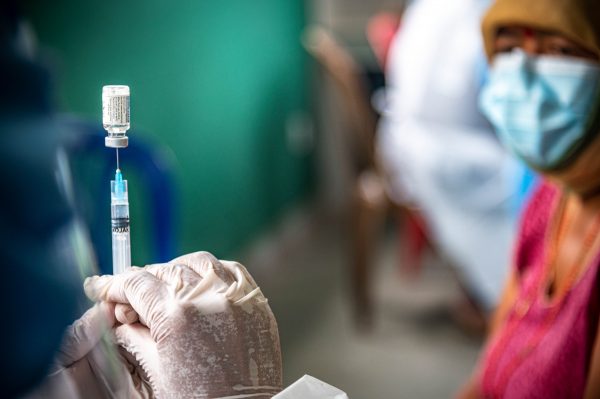 A health worker prepares the doze of Janssen vaccine (American Covid-19 vaccine) in Kathmandu, Nepal, 19 July 2021 (Photo: Reuters/Dipendra Rokka/SOPA Images/Sipa USA)