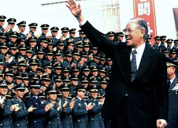 Taiwan President Lee Teng-hui waves to armed forces school graduate students at their graduation ceremony in Taipei, Taiwan, 11 November 1995 (Photo: Reuters/Simon Kwong).