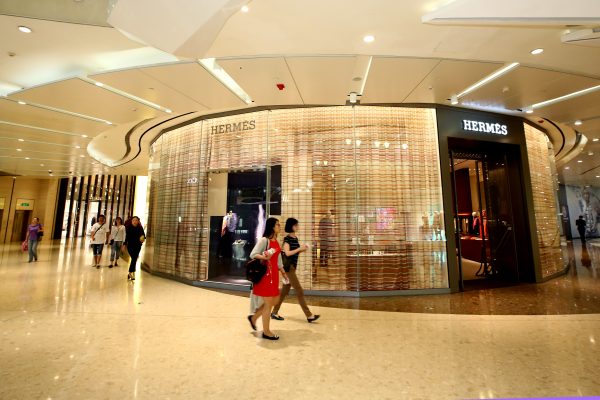 Young Chinese women walk past a boutique of Hermes in IFC(International Finance Corporation) mall in Shanghai, China, March 2015 (photo: REUTERS/Zhou Junxiang)