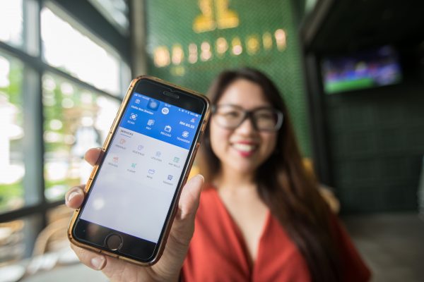 A customer shows the mobile e-wallet payment service Touch&Go operated by TNG Digital Sdn Bhd, the joint-venture company between Touch 'n Go Sdn Bhd (TNG) and Ant Financial of Aliabab Group, on her smartphone at a restaurant in Kuala Lumpur, Malaysia, 8 July 2018 (Photo: Reuters).