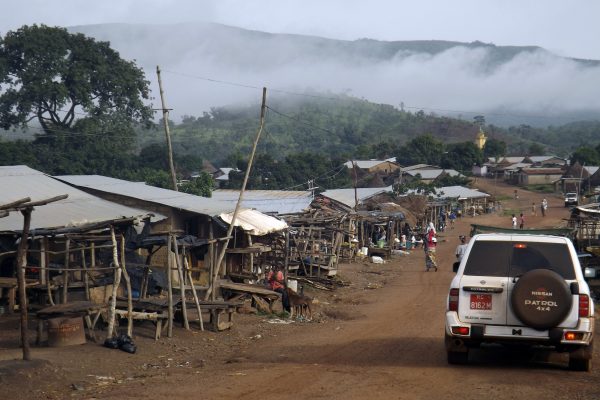 Mist shrouds the Simandou mountains, which contains iron ore coveted by mining giants, in Guinea, 4 June 2014 (Photo: REUTERS/Saliou Samb)