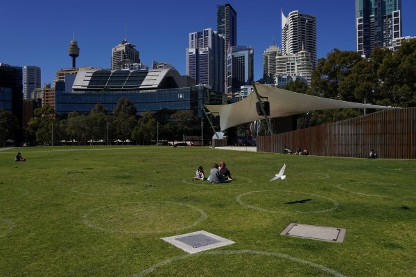 People sit inside a social distancing circle at a city park during lockdown in Sydney, Australia, 22 September 2021 (Photo: Reuters/Loren Elliott).
