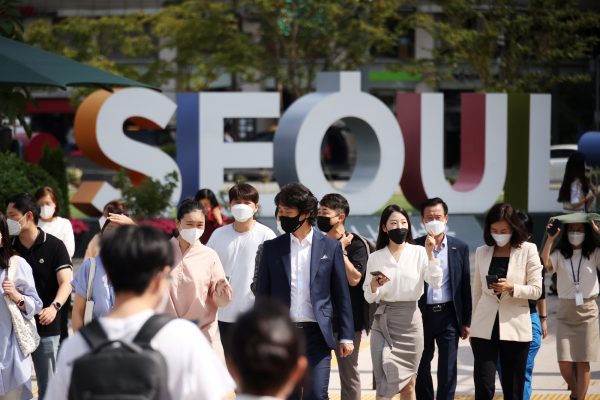 Commuters wearing masks to avoid contracting the coronavirus disease (COVID-19) walk on a zebra crossing in Seoul, South Korea, 24 September 2021 (Photo: Reuters/Kim Hong-J).