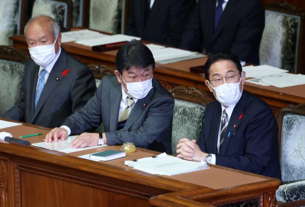 Newly elected Japanese Prime Minister Fumio Kishida, accompanied by Foreign Minister Toshimitsu Motegi (C) and Finance Minister Shunichi Suzuki (L) attends Lower House's plenary session at the National Diet in Tokyo, 8 October 2021 (Photo: Yoshio Tsunoda/AFLO).
