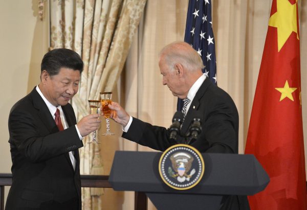 Chinese President Xi Jinping and Vice President Joe Biden raise their glasses in a toast during a luncheon at the State Department, in Washington, 25 September 2015 (Photo: Mike Theiler/Reuters).