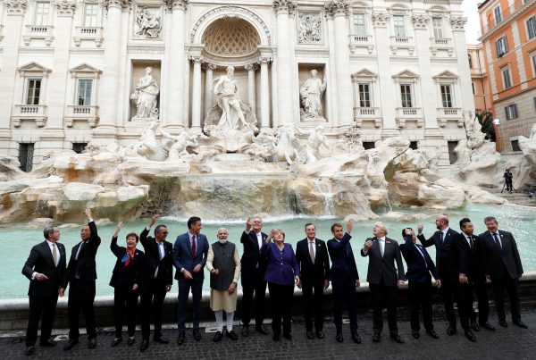 G20 leaders toss a coin into Rome's iconic Trevi Fountain on the sidelines of the G20 summit in Rome, Italy, 31 October 2021 (Photo:Reuters/Guglielmo Mangiapane).