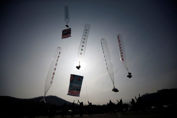 Former North Korean defectors living in South Korea, release balloons containing one dollar banknotes, radios, CDs and leaflets denouncing the North Korean regime, towards the north near the demilitarized zone which separates the two Koreas, Paju, 15 January 2014 (Photo: Reuters/Kim Hong-Ji)