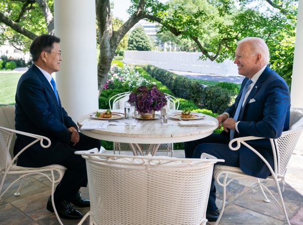 South Korean President Moon Jae-in and US President Joe Biden enjoy lunch on the Oval Office Patio of the White House, 21 May 2021 (Photo: Reuters).