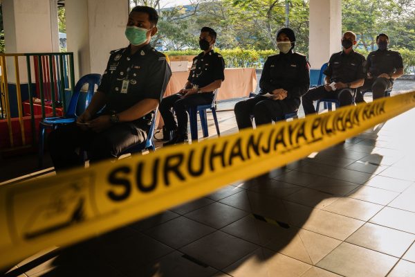 Police personnel queuing up to cast their ballots during early voting for Malacca State Election, Malacca, Malaysia, 16 November 2021 (Photo: Afif Abd Halim/NurPhoto via Reuters).