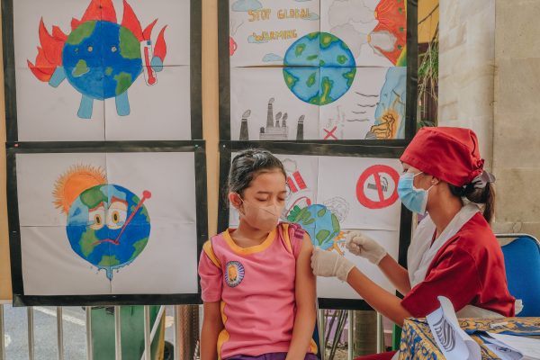 A kindergarten and elementary school in Jimbaran, Bali, Indonesia, held a COVID-19 vaccination for students aged 6-11 years old on Monday, 27 December 2021 (Photo: Keyza Widiatmika/NurPhoto).