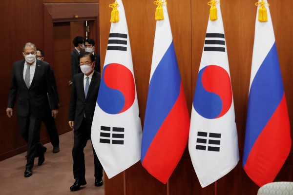 Russian Foreign Minister Sergei Lavrov and South Korean Foreign Minister Chung Eui-yong arrive for a joint announcement at the Foreign Ministry in Seoul, South Korea, 25 March 2021 (Photo: Reuters/Ahn Young-joon).