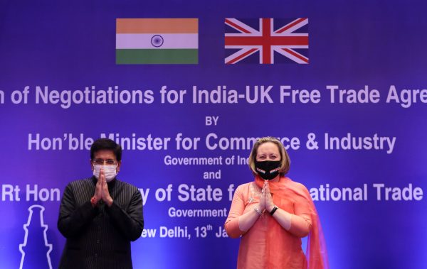 India's Minister of Commerce and Industry, Piyush Goyal, and British Secretary of State for International Trade Anne-Marie Trevelyan pose for a picture during the launch of free trade agreement (FTA) negotiations between the United Kingdom and India during an event at a hotel in New Delhi, India, 13 January 2022 (Photo:Reuters/Anushree Fadnavis).