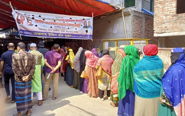 People wait to be vaccinated against Covid-19 at Nagar Matri Sadan Khilgaon in Bangladesh (Photo: Tahsin Ahmed/Pacific Press/Sipa USA via Reuters).