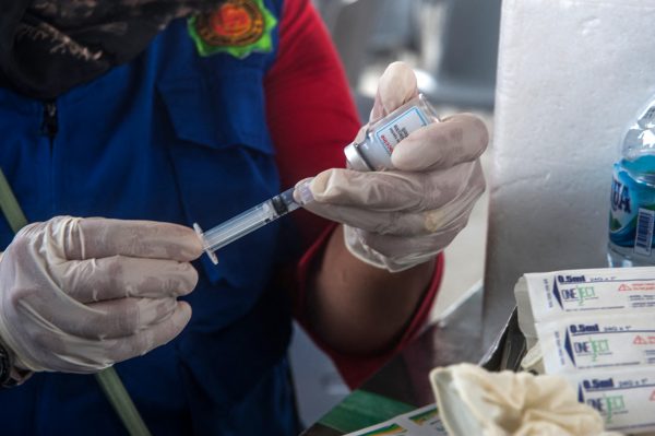 A doctor prepares a dose of Moderna vaccine in Medan Aksara Park, Deliserdang, North Sumatra Province, Indonesia, 19 February 2022 (Photo: Sutanta Aditya/ABACAPRESS.COM)