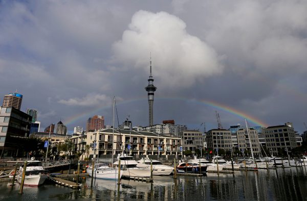 A rainbow appears on the Auckland skyline featuring Sky Tower in New Zealand, 8 July, 2017 (Photo: Reuters/Jason Reed/File Photo).
