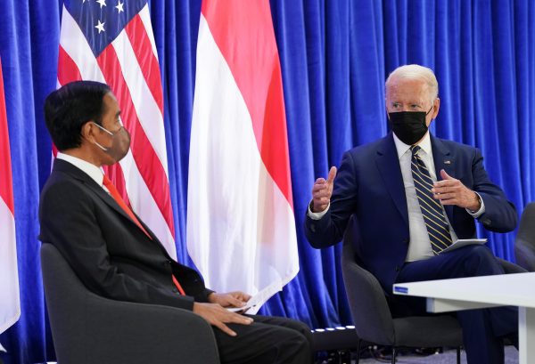 US President Joe Biden talks with Indonesia's President Joko Widodo during a bilateral meeting at the UN Climate Change Conference (COP26) in Glasgow, Scotland, Britain, 1 November 2021 (Photo: Reuters/Kevin Lamarque).