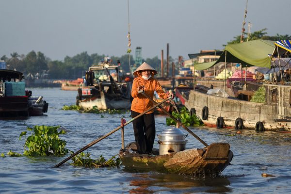 A food seller sails her boat as she waits for customers at the Cai Rang floating market on the Mekong river, Can Tho, Vietnam, 5 May, 2021 (Photo: Reuters/Thanh Hue).
