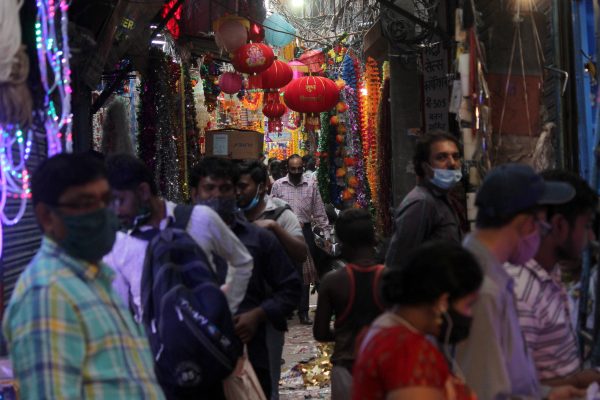 Shoppers at a market ahead of the Hindu festival of Diwali, amidst the spread of COVID-19, in the old quarters of Delhi, India, 24 October 2021 (Photo: Reuters/Mayank Makhija/NurPhoto).