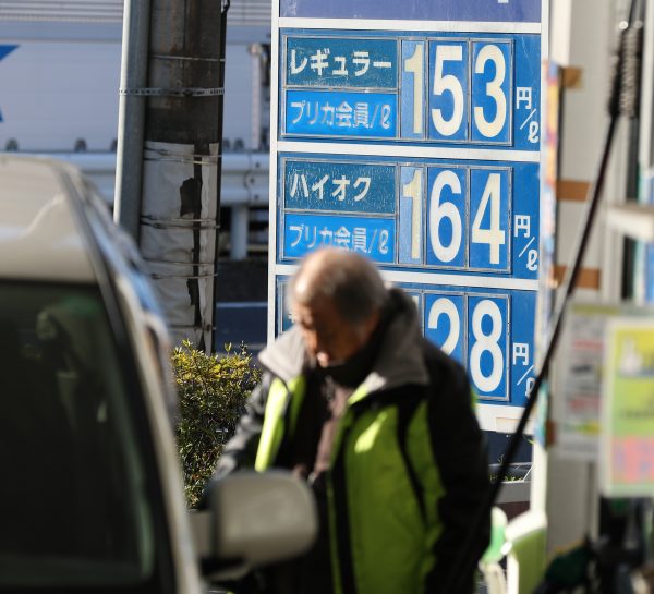 A driver fills gasoline for his vehicle at a gasoline station as gas and oil prices could hike on Russian invasion of Ukraine in Setagaya Ward, Tokyo, Japan, 25 February 2022 (Photo: Reuters/The Yomiuri Shimbun).
