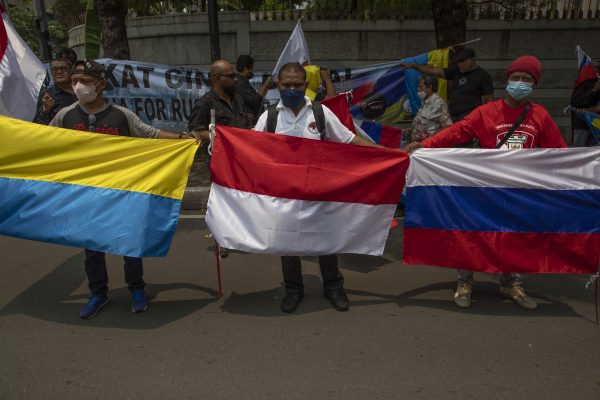 Demonstrators from Timor Indonesia Alliance hold a protest in front of the Russian Embassy demanding for peace in Ukraine, Jakarta, Indonesia, 10 March 2022 (Photo: Reuters/Donal Husni).