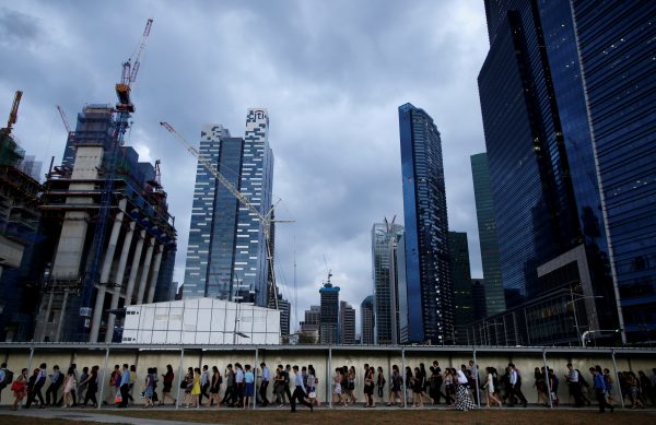 Office workers walk to the train station during evening rush hour in the financial district of Singapore, 9 March 2015 (Photo: REUTERS/Edgar Su).