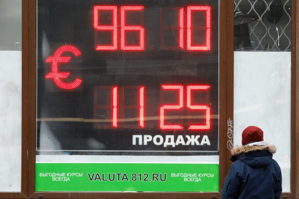 A man looks at the exchange rate at the exchange office in the centre of St. Petersburg, Russia, 28 February 2022 (Photo: Reuters/ Valya Egorshin, NurPhoto).