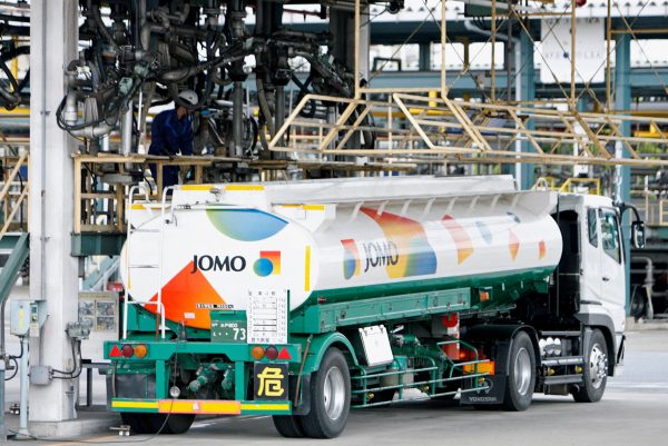 A worker fills a lorry with gasoline at Japan Energy group's Kashima Oil refinery, Kasimu, Japan, 7 April 2022 (Photo: Reuters/Kiyoshi Ota)
