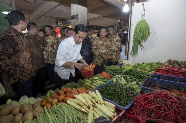 Indonesian President Joko Widodo purchases carrots during a visit to a market in Jakarta, 28 February 2015 (Photo: Reuters/Antara Foto/Widodo S Jusuf).