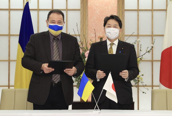 Japanese Foreign Minister Yoshimasa Hayashi and Ukrainian Ambassador to Japan Sergiy Korsunsky pose for photos at the ministry in Tokyo on 8 March 2022, during their meeting over Russia's invasion of Ukraine. (Photo: Kyodo)