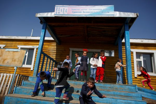 Pupils leave the village school in Tsagaannuur, Khovsgol aimag, Mongolia, 23 April 2018 (Photo: Reuters/Thomas Peter).