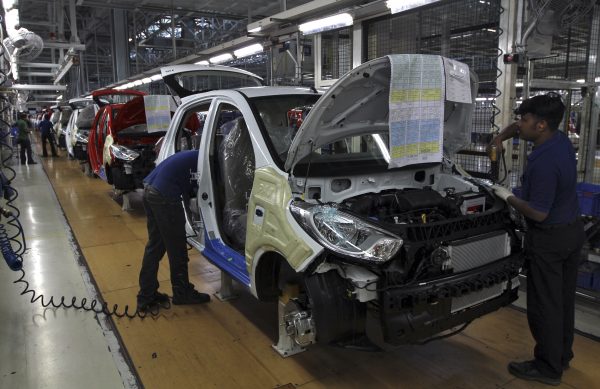 Workers assemble a car at a plant in the Kancheepuram district of the southern Indian state of Tamil Nadu, 12 April 2011 (Photo: Reuters/Babu).