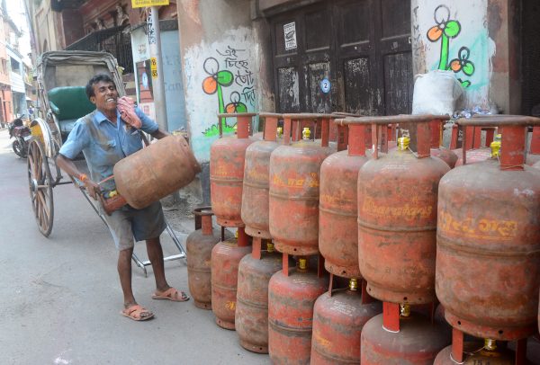 India's domestic cylinder rates are increasing in line with a spike in international energy prices. (Photo: Rahul Sadhukhan/Pacific Press)