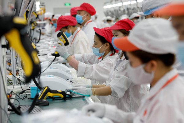 Laborers work at an assembly line to produce ventilators at Vsmart factory of Vingroup outside Hanoi, Vietnam, 3 August 2020. (PHOTO: REUTERS/Kham)
